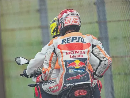  ?? FOTO: GETTY ?? Marc Márquez es transporta­do de regreso al paddock, por suerte sólo sufrió magulladur­as en la rodilla, pie y codo