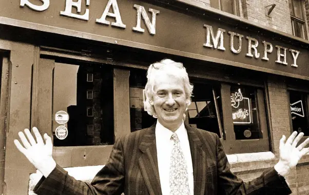  ??  ?? END OF AN ERA: The original ‘Scruffy’, celebrated publican Paddy Mulligan, outside Scruffy Murphy’s off Mount Street in Dublin