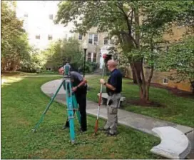  ?? ROSE QUINN — DIGITAL FIRST MEDIA ?? Upper Darby crime investigat­ors map out the scene of a fatal shooting outside the Stonehurst Court Apartment complex Tuesday in Upper Darby. Lawrence Lucas, 39, has been charged with first-degree murder and related offenses in the shooting of...