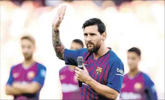  ?? DAVID RAMOS / GETTY ?? Leo Messi, micrófono en mano, se ganó una gran ovación en su primer Gamper como capitán