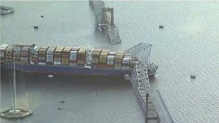  ?? BILD: WJLA VIA AP ?? Som ett gigantiskt plockepinn har Francis Scott Key Bridge gått i bitar efter påkörninge­n av skeppet Dali.