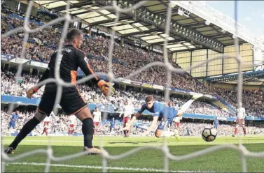  ??  ?? SU PRIMER GOL. Morata se estrenó como goleador con el Chelsea con un gran cabezazo a pase de Willian.