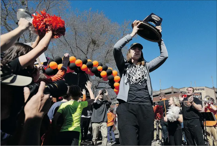  ?? — THE ASSOCIATED PRESS FILES ?? Oregon State center Ruth Hamblin carries the regional championsh­ip trophy as the team is greeted by fans in Corvallis, Ore. last week.