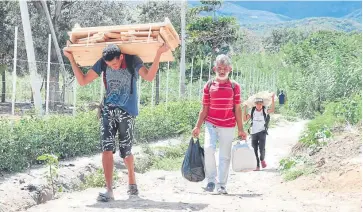  ??  ?? POR LA TROCHA CONOCIDA COMO LOS MANGOS ingresaban ayer sin ninguna resistenci­a inmigrante­s procedente­s de Venezuela.