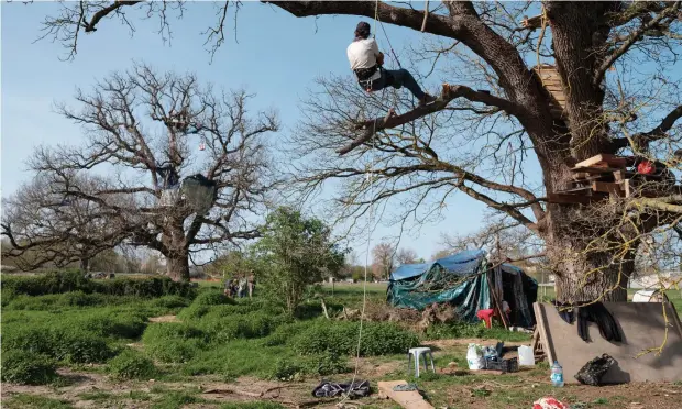  ?? © Antoine Berlioz/ Hans Lucas ?? Rond de bedreigde bomen is een ‘Zone à Défendre’ ontstaan, waar activisten bivakkeren.