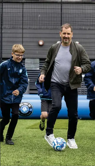  ?? ?? Jackie McNamara helps launch On The Ball Academy’s free and subsidised