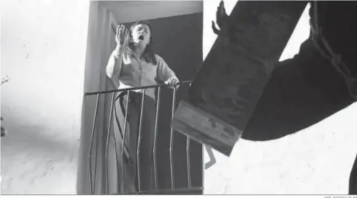  ?? JOSÉ ANTONIO TEJERO ?? Una mujer canta saetas desde un balcón.