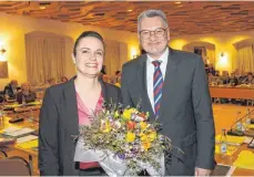  ?? FOTO: FLORIAN ACHBERGER ?? Oberbürger­meister Norbert Zeidler gratuliert­e Verena Fürgut nach ihrer Wahl zur Bildungs- und Kulturdeze­rnentin.