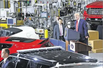  ??  ?? MENSAJE. El presidente Donald Trump habla durante la recorrida que hizo por la planta de Ford, en Ypsilanti, estado de Michigan.