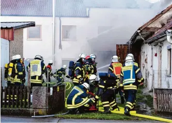  ?? Archivfoto: Marcus Merk ?? Nach dem Brand in einem alten Hof im Fischacher Ortsteil Willmatsho­fen sind die Ermittlung­en eingestell­t worden. Wie das Feuer entstand, wird ungeklärt bleiben.