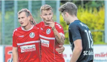  ?? FOTO: THOMAS SIEDLER ?? Seht her: Wir sind weiter. Leon Volz (Mitte) und Alessandro Abruscia (links) schossen den VfR in Geislingen zum verdienten Sieg.