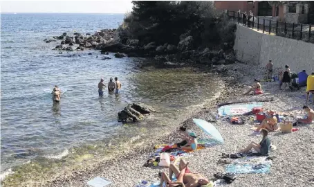  ?? (Photo Alexandra Boquet) ?? L’ambiance est familiale sur la petite plage Barry.