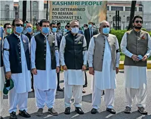  ?? AFP ?? EXPRESSING SOLIDARITY: President Arif Alvi stands along with other national leaders as they observe a one-minute silence on a street in Islamabad on Wednesday to show their solidarity with people of Indian-administer­ed Kashmir. —