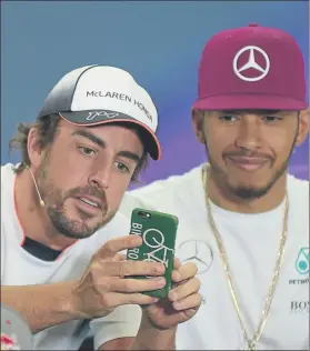  ?? FOTO: M. MONTILLA ?? Alonso y Hamilton. Se abre una vía hacia Mercedes para el asturiano