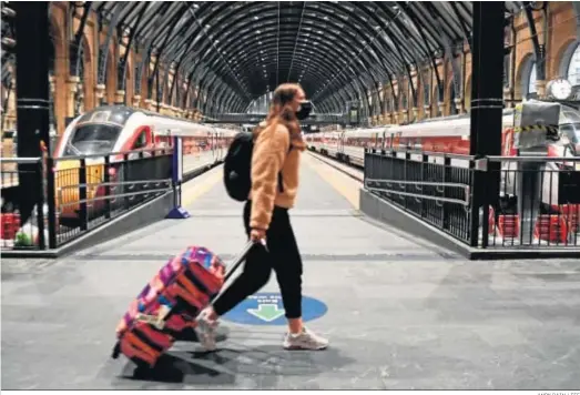  ?? ANDY RAIN / EFE ?? Un viajero en la estación de tren de Kings Cross en Londres.