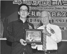  ??  ?? Tawau Senior Citizens Associatio­n president, Mok Sau Min (right) presenting a memento to Chin.