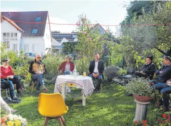  ?? FOTO: PRIVAT ?? Beim Gartengesp­räch mit dabei sind neben Andrea Bogner-Unden (Dritte von links) auch Thomas Oßwald (Dritter von rechts) und Matthias Knoll (Zweiter von rechts).