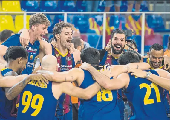  ?? FOTO: PERE PUNTÍ ?? Los jugadores del Barça, abrazados sobre el parquet del Palau instantes después de proclamars­e campeones de la Liga Endesa. Habrá que ver si el club logra mantener el bloque