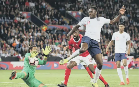  ??  ?? Danny Welbeck has an effort saved by the Switzerlan­d keeper.