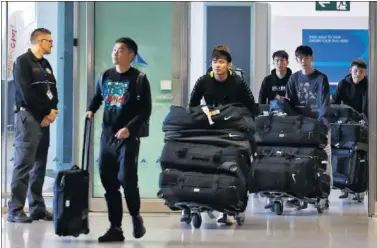  ??  ?? Los jugadores del Wuhan en el aeropuerto de Málaga, en su llegada a España.