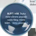  ?? FOTO: LAGERHAUS ?? BLÅTT I VÅR. Duka med vårens populä
raste färg; mörkblått.