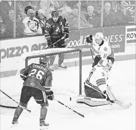  ?? BOB TYMCZYSZYN
THE ST. CATHARINES STANDARD ?? Oshawa’s Aidan Hughes defends the net against Niagara’s Philip Tomasino (26) in Ontario Hockey League action Saturday night at Meridian Centre in St. Catharines.