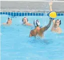  ?? Picyture: RANDELL ROSKRUGE ?? EYES ON THE BALL: Selborne’s water polo first team concentrat­e while training ahead of the 43rd annual Vides tournament.
