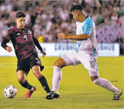  ??  ?? Superior. Alejandro Galindo (derecha), de Guatemala, disputa un balón con Edson Álvarez de México, en el Cotton Bowl, Dallas.