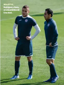  ??  ?? MOLESTIA. Rodríguez y Baca, en una práctica de Cruz Azul.