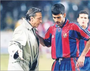  ??  ?? Cruyff y Guardiola hablando. Zueras fue el fotógrafo del Dream Team.