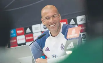  ?? FOTO: EFE ?? Zinedine Zidane El técnico del Real Madrid sonriente en la rueda de prensa previa al partido contra el Espanyol