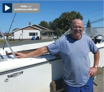  ??  ?? Un des bateaux de Roger Morais a pris en feu samedi soir. M. Morais, son frère et son beau-fils l’ont échappé belle. - Acadie Nouvelle: Béatrice Seymour