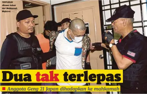 ?? FOTO: ZULKARNAIN AHMAD TAJUDDIN ?? TERTUDUH dibawa keluar dari Mahkamah Majistret.