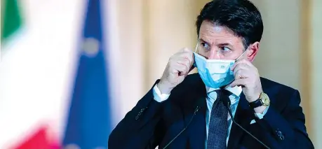  ??  ?? Il testo
Il presidente del Consiglio Giuseppe Conte, 56 anni, ieri durante la conferenza stampa nel cortile di Palazzo Chigi per illustrare il nuovo dpcm