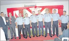  ??  ?? El comandante de la PolIcía Nacional presidió el acto de homenaje a los agentes que se acogieron a la jubilación tras 30 años de servicio.
