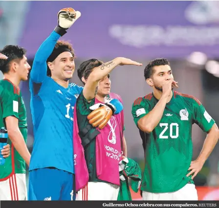  ?? REUTERS ?? Guillermo Ochoa celebra con sus compañeros.