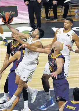  ?? EFE ?? Campazzo penetra ante la defensa del Barça, ayer, en la final de la Supercopa.