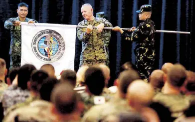  ?? KRIZJOHN ROSALES ?? Lt. Gen. Emmanuel Salamat of the Northern Luzon Command and Lt. Gen. Lawrence Nicholson of the US 3rd Marine Expedition­ary Force unfurl the Balikatan flag during the opening ceremony of the Philippine­s-US Exercise 2018 at Camp Aguinaldo in Quezon City...