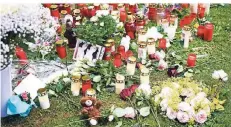  ?? FOTO: JANA BAUCH ?? Nach dem Mord im Juni erinnerten am Tatort im Viersener Casinogart­en Kerzen und Blumen an die 15-Jährige.