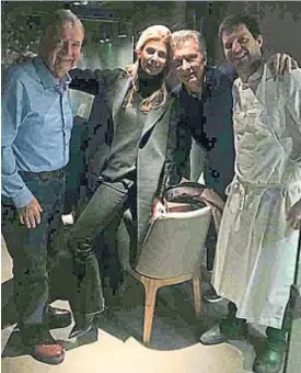  ??  ?? Cena. Schiaretti, Awada, Macri y el chef que les cocinó, Javier Rodríguez.