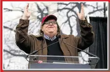  ??  ?? „Wir müssen die Demokratis­che Partei übernehmen“: Der Filmemache­r und linke Aktivist Michael Moore sprach in Washington.