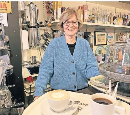  ?? FOTOS (3): GARNET MANECKE ?? Ulrike Ohler ist die Inhaberin der Mönchengla­dbacher Arista Kaffeeröst­erei. Sie hat einen Americano (r.) und einen Cappuccino zubereitet.