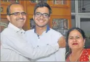  ?? SANT ARORA/HT ?? Topper Sarvesh Mehtani celebrates with his parents.