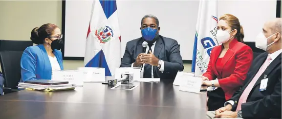  ??  ?? Tony Peña Guaba, director del Gabinete de Políticas Sociales, encabezó la rueda de prensa para denunciar irregulari­dades en Quédate en Casa.