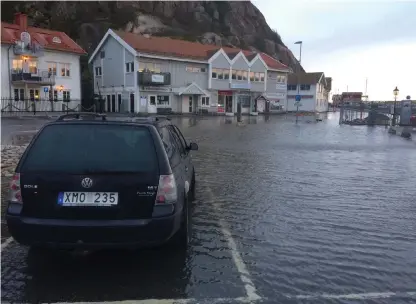  ?? Bild: Jerker Norlander ?? Så här såg det ut i centrala Grebbestad på måndagseft­ermiddagen efter stormen.