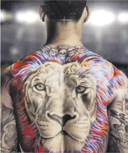  ?? FCB ?? El tatuaje que tiene en la espalda Memphis Depay, el nuevo fichaje.