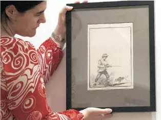  ??  ?? PRESENTACI­ÓN DEL dibujo "Si yerras los tiras", de Francisco de Goya, que será subastado en Londres el 2 de julio.