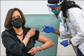  ?? (The New York Times/Al Drago) ?? Vice President-elect Kamala Harris gets the Moderna covid-19 vaccine, administer­ed by registered nurse Patricia Cummings, at United Medical Center in Washington on Tuesday.