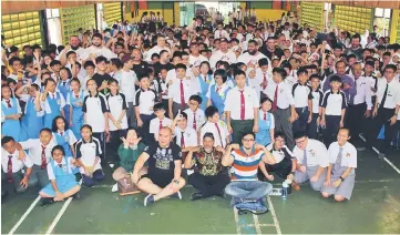  ??  ?? Kee (second left, front row), Bahtiar (third left), Zil (right), the profession­al pullers, teachers and students pose for a photo at the end of the demonstrat­ion.