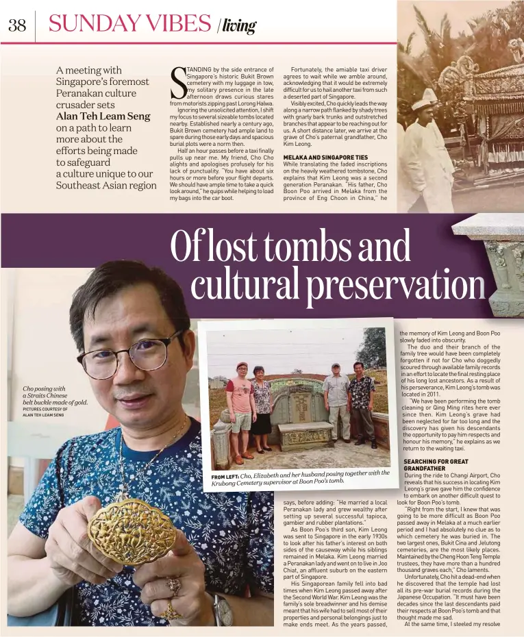  ?? PICTURES COURTESY OF ALAN TEH LEAM SENG ?? Cho posing with a Straits Chinese belt buckle made of gold. together with the FROM LEFT: Cho, Elizabeth and her husband posing tomb.
Krubong Cemetery supervisor at Boon Poo’s